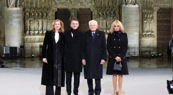 Riaperte le porte di Notre-Dame, Macron “Restituita al mondo”