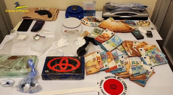 Sequestrati 2.5 chili di cocaina ed un revolver, tre arresti a Gela