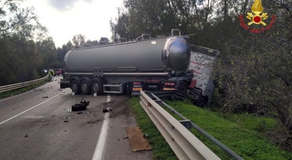 Scontro fra auto e mezzo pesante, 2 morti sulla SS121