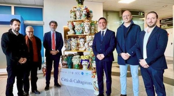 All’aeroporto di Catania un albero di Natale con decine di teste di moro