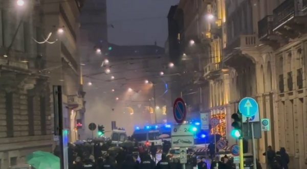 Fumogeni e petardi dei manifestanti vicino al Teatro alla Scala