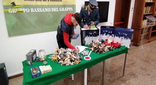 Vicenza, sequestrati 1.300 articoli natalizi non sicuri