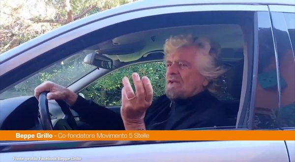 Grillo alla guida di un carro funebre “M5S morto ma compostabile”