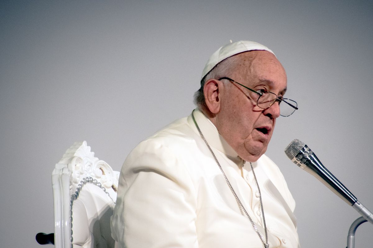 Papa Francesco “Nei conflitti sia rispettato il diritto umanitario”