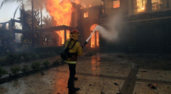 Salgono a 24 i morti a Los Angeles, preoccupano le condizioni meteo