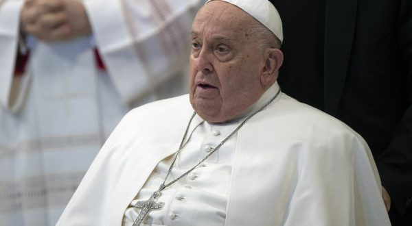 Papa “Dobbiamo disarmare la terra, diplomazia ha bisogno di nuova linfa”