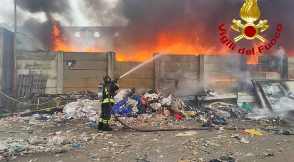 Incendio a Catania, cumuli di rifiuti in fiamme